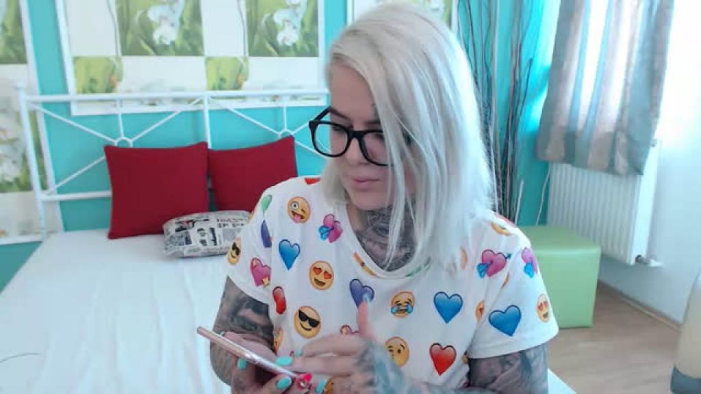 emmatattoos Girl [2017/06/24 - 09:03:36]