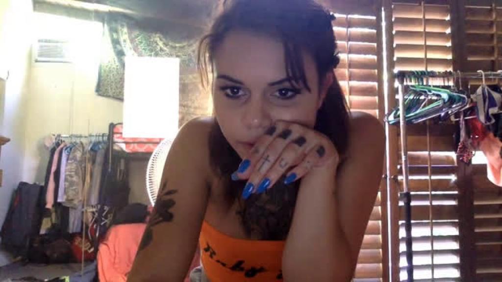 genevievesinn Instagram Webcam [2017/05/14 - 00:30:27]