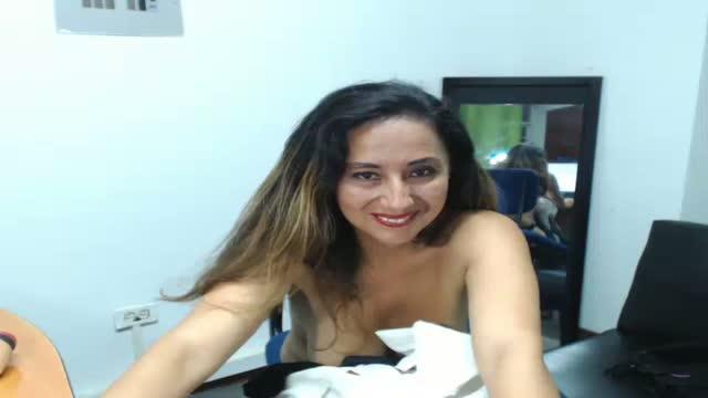 sexylandia_77 webcam [2016/05/06 23:25:11]